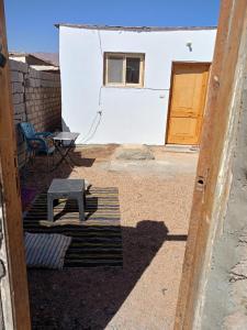 eine Tür, die in einen Hof mit einem Gebäude führt in der Unterkunft Studio with a spacious garden in Al-Assla in Dahab