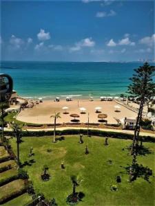 vista su una spiaggia con ombrelloni e sull'oceano di ستوديو المعموره Jerma apartments ad Alessandria d'Egitto