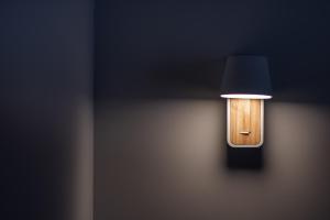 una lámpara fija en una pared con una tapa negra en Cozy Apartment in Kalamaria, Thessaloniki en Tesalónica
