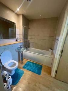 La salle de bains est pourvue d'une baignoire, de toilettes et d'un lavabo. dans l'établissement Central Spacious 1 Bed Luxury AP, à Birmingham