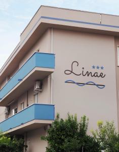 um sinal na lateral de um edifício em B&B Linae - Residence em Alba Adriatica