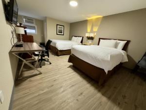 Ein Bett oder Betten in einem Zimmer der Unterkunft Wapiti Lodge