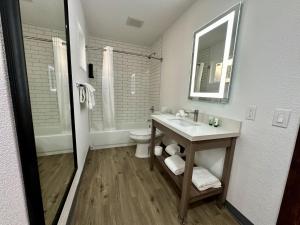 ein Badezimmer mit Waschbecken, Toilette und Spiegel in der Unterkunft Wapiti Lodge in Durango + 25 Fotos