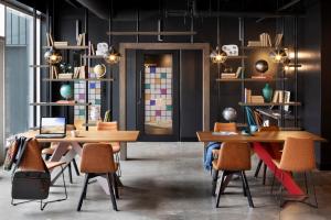 Posezení v ubytování Moxy Halifax Downtown