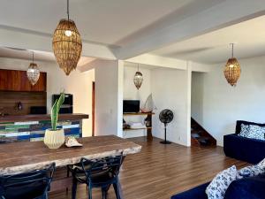 una sala de estar con una mesa y sillas en Kanaloa Village 02, en Icaraí