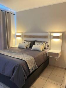 ein Schlafzimmer mit einem großen Bett mit zwei Kissen in der Unterkunft Home@Micasa Unit 95 in Potchefstroom