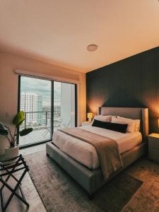 Smart Brickell Hotel في ميامي: غرفة نوم بسرير كبير ونافذة كبيرة