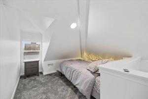 Dormitorio pequeño con cama y lavamanos en Centrally located renovated home en Columbus
