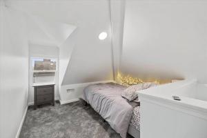 una piccola camera con letto e lavandino di Centrally located renovated home a Columbus