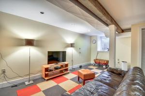 ein Wohnzimmer mit einem Sofa und einem TV in der Unterkunft Cozy Portland Retreat Near Swan Island and Adidas HQ in Portland