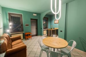 un soggiorno con tavolo e divano di OceanGroupApartments Mantova Cozy House a Mantova