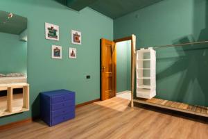 una habitación con una pared verde y una cómoda azul en OceanGroupApartments Mantova Cozy House, en Mantua