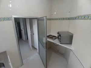 eine kleine Küche mit einer Mikrowelle auf der Theke in der Unterkunft Sunny Inn Les berges du lac 1 in Tunis