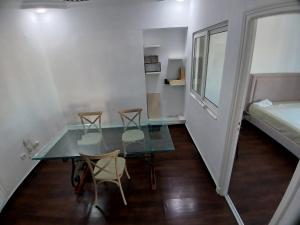 ein Esszimmer mit einem Glastisch und 2 Stühlen in der Unterkunft Sunny Inn Les berges du lac 1 in Tunis