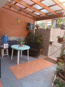 eine Terrasse mit einem Tisch und einer Pergola in der Unterkunft Anyrcoy in Viña del Mar