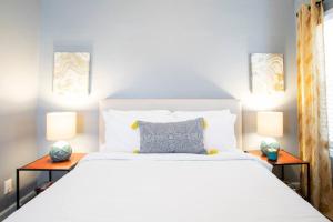 Llit o llits en una habitació de Apartment Located in Historic District Mins to Downtown, Beaches & Convention Center