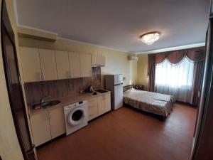 eine Küche mit einem Waschbecken und ein Bett in einem Zimmer in der Unterkunft Guest House Montreal in Odessa