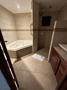 un ampio bagno con vasca e lavandino di Casa Mar a Manuel Antonio