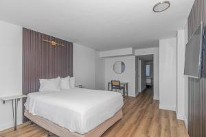 Uma cama ou camas num quarto em Grande Beach Resort