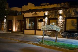 una señal de entrada al hotel frente a un edificio en Munay Hotel Cafayate en Cafayate