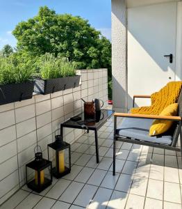 un balcone con un letto e due tavolini. di Soulplace Gelsenkirchen - stilvoll & gemütlich a Gelsenkirchen