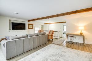 Ruang duduk di Cozy Wolfeboro Home with Private Deck 1 Mi to Lake!