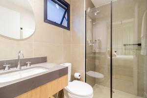 a bathroom with a toilet and a sink and a shower at Charlie Uwin Brooklin in Sao Paulo