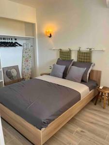 a bedroom with a large bed in a room at Appartement en résidence vue sur mer in Roquebrune-sur-Argens