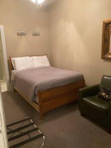 Postelja oz. postelje v sobi nastanitve Private room with Private bath in B&B in Lakeview - 2d