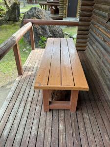 drewniany stół piknikowy na drewnianym tarasie w obiekcie Nasu Takahara Auto Campsite - Vacation STAY 42065v w mieście Nasushiobara