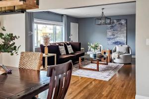 Ruang duduk di Stylish Hm Near Beach, Restaurants & Parking CC A