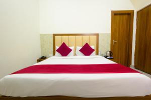 Кровать или кровати в номере Hotel Superhouse by Wisdom Madhav