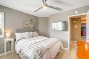 Postel nebo postele na pokoji v ubytování Palm Desert Resort Home Outdoor Dining with Views + 23 fotografií