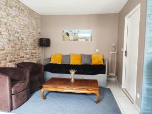 a living room with a couch and a coffee table at Hédoniste in Herpy-lʼArlésienne