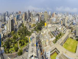 een luchtzicht op een stad met gebouwen en bomen bij Del Pilar Miraflores Hotel in Lima