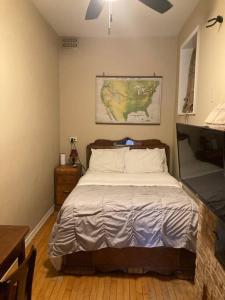 Llit o llits en una habitació de Queen bed with Private bathroom in Lakeview -2e