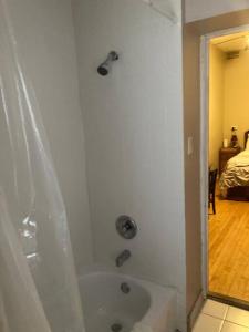 Un baño de Queen bed with Private bathroom in Lakeview -2e