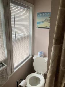 Bany a Queen bed with Private bathroom in Lakeview -2e
