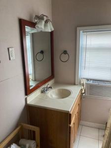 Un baño de Queen bed with Private bathroom in Lakeview -2e