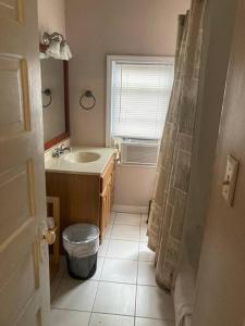 A bathroom at Queen bed with Private bathroom in Lakeview -2e