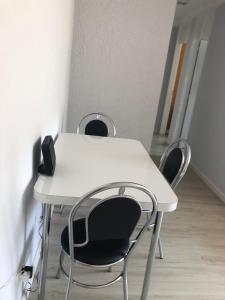 a white table and chairs in a room at Apartamento completo, com excelente localização in Americana