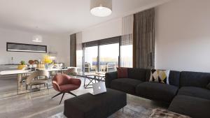 un soggiorno con divano e una sala da pranzo di New! Luxury Villa Epic 1 - 50 m2 pool, in Istria a Butkovići