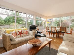 een woonkamer met een bank en een stoel bij Beckhythe Cottage in Cromer