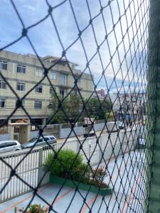 widok na ulicę przez płot łańcuchowy w obiekcie Apartamento à 3 minutinhos da praia do forte w mieście Cabo Frio