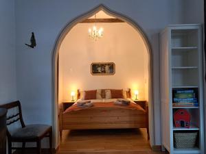 a bedroom with a bed in an archway at Ferienwohnung im Heidjerhaus in Suderburg +24 photos