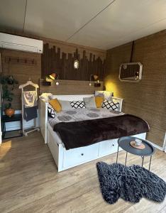 - une chambre avec un grand lit blanc dans l'établissement The Tiny home avec jacuzzi 5 min du lac du Bourget 10 min d Aix les bains et Chambery, à Voglans