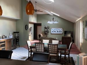 Luxury 3-Bedroom home في Caribou: غرفة طعام مع طاولة وكراسي