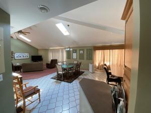 sala de estar con mesa y sillas en Luxury 3-Bedroom home, en Caribou