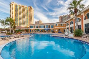 una gran piscina en un complejo con edificios en 1 Portofino 1005 at Pensacola Beach, en Pensacola Beach