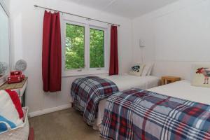 1 dormitorio con 2 camas y ventana en The Lakehouse, en Carnarvon